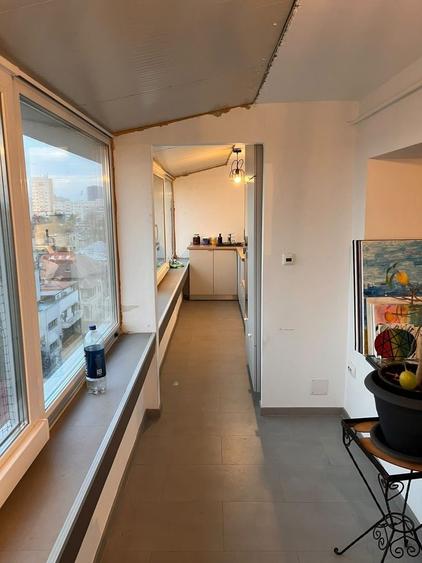 Apartament cu 3 camere semidecomandat, mobilat în Victoriei