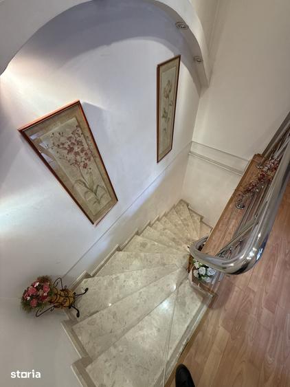 Apartament cu 5 camere decomandat în Exterior Vest