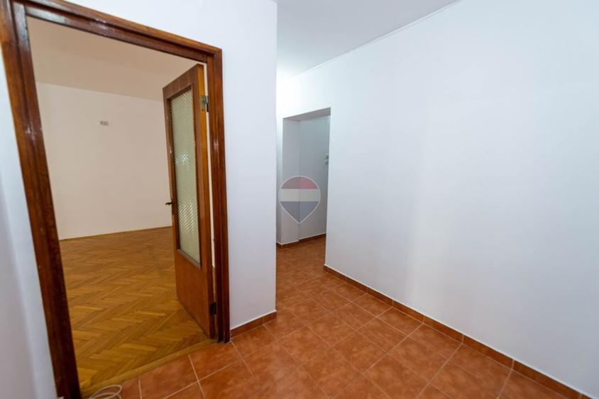 Apartament cu 3 camere decomandat în Victoriei