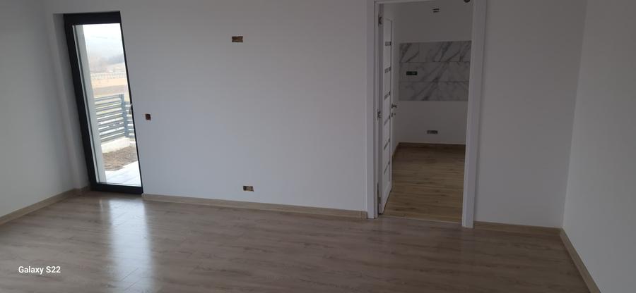 Casă individuală cu 4 camere cu Teren 533 Mp în Periferie