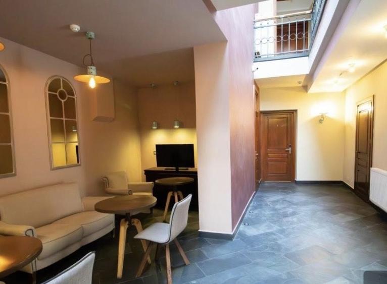 Apartament cu 4 camere decomandat în Central