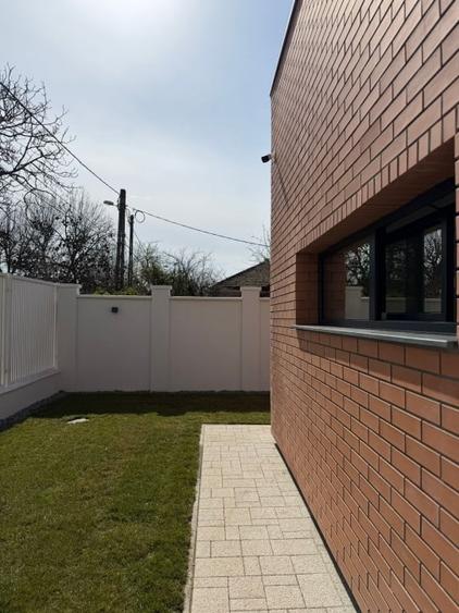 Casă individuală cu 5 camere cu Canalizare în Lipovei