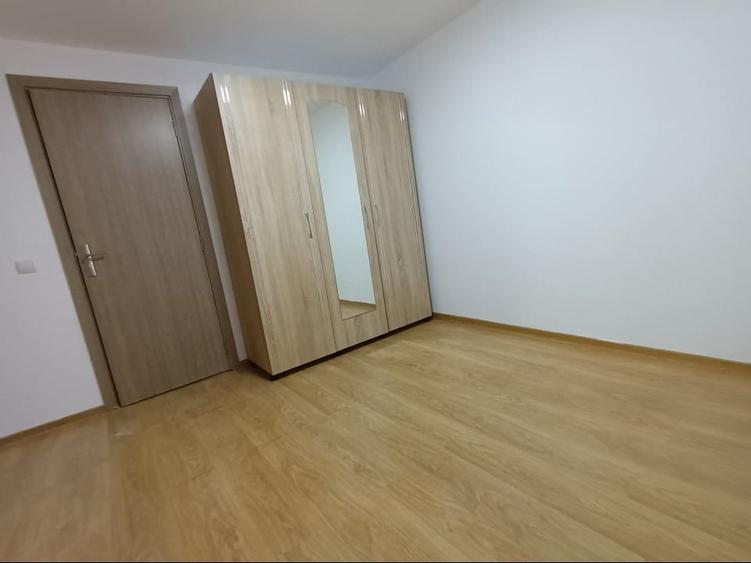 Apartament cu 3 camere semidecomandat, mobilat în Central