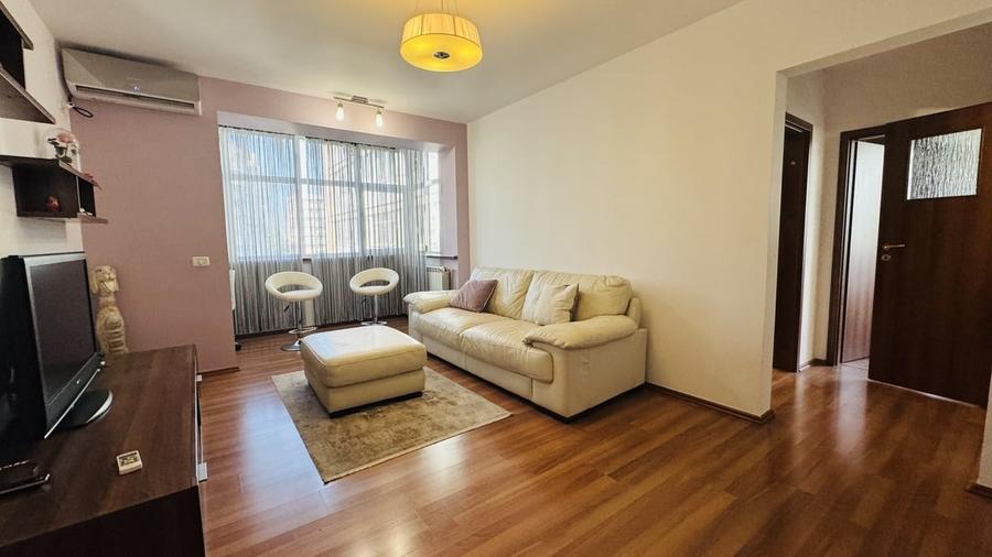 Apartament cu 3 camere semidecomandat în Obor