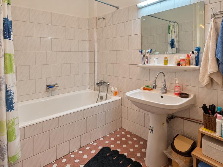 Casă cu 4 camere cu Canalizare în Lacul Tei