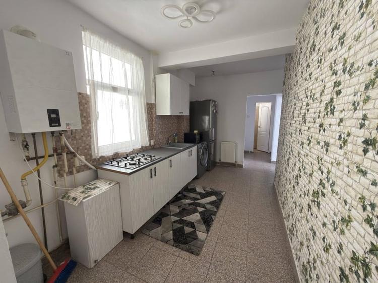 Apartament cu 4 camere semidecomandat, mobilat în Central