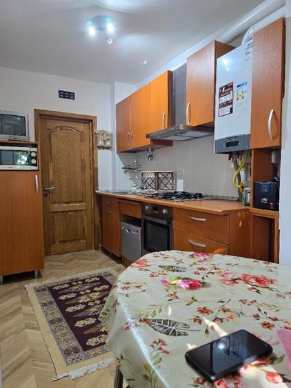Apartament cu 3 camere semidecomandat în 1 Mai