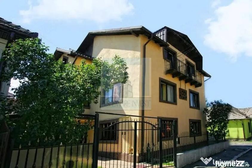 Casă cu 9 camere cu Teren 326 Mp în Județean