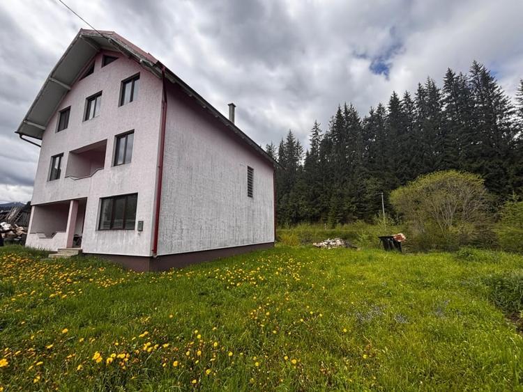 Casă individuală cu 4 camere cu Teren 1000 Mp în Central