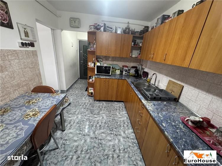 Apartament cu 3 camere decomandat în Cetate