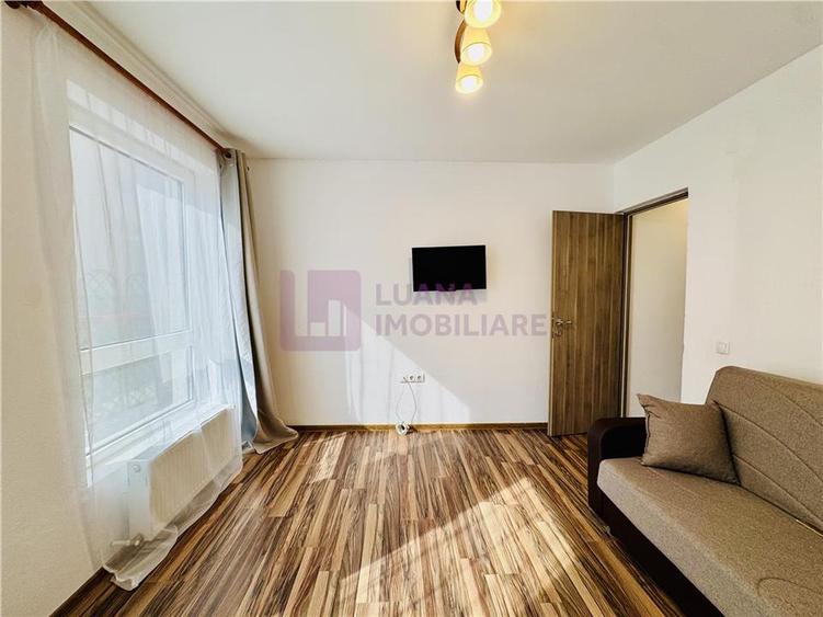 Apartament cu 3 camere semidecomandat, mobilat în Central