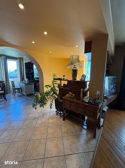 Casă cu 6 camere cu Teren 390 Mp în Tei