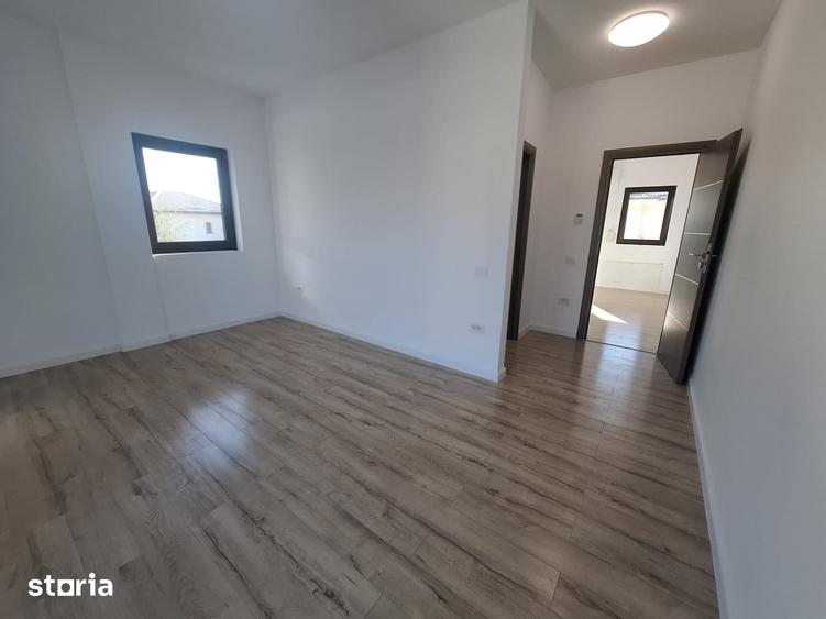 Casă cu 5 camere cu Teren 330 Mp în Tunari