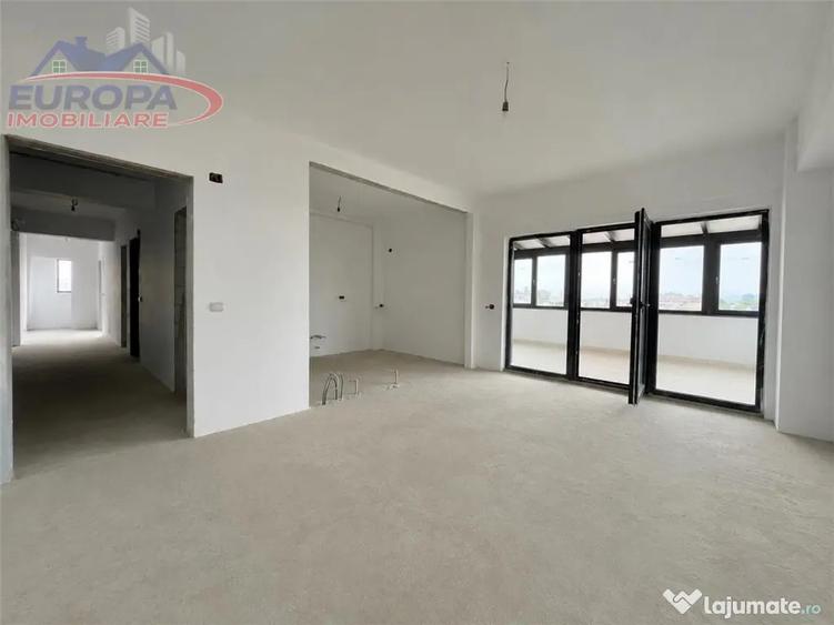 Apartament cu 4 camere decomandat în C5