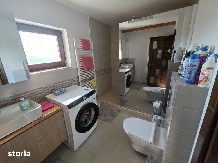 Casă cu 4 camere cu Teren 800 Mp în Stupini