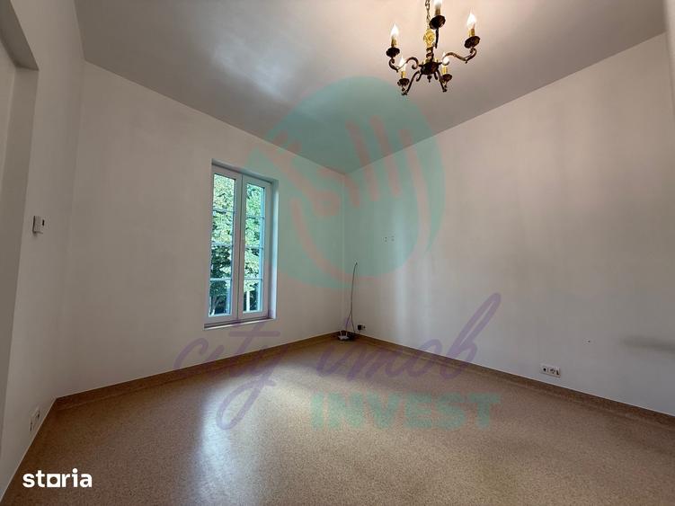 Casă cu 10 camere cu Teren 215 Mp în Tei
