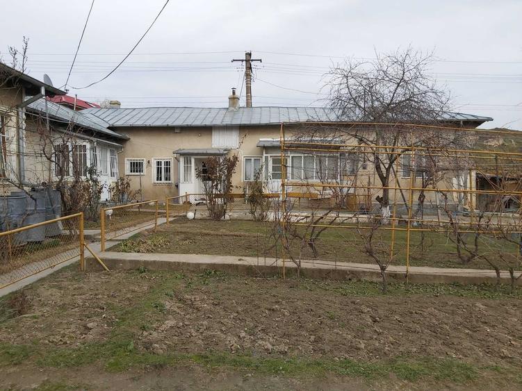 Casă cu 4 camere în Hârșova