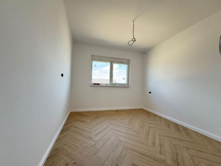 Duplex cu 5 camere cu Canalizare în Moșnița Nouă