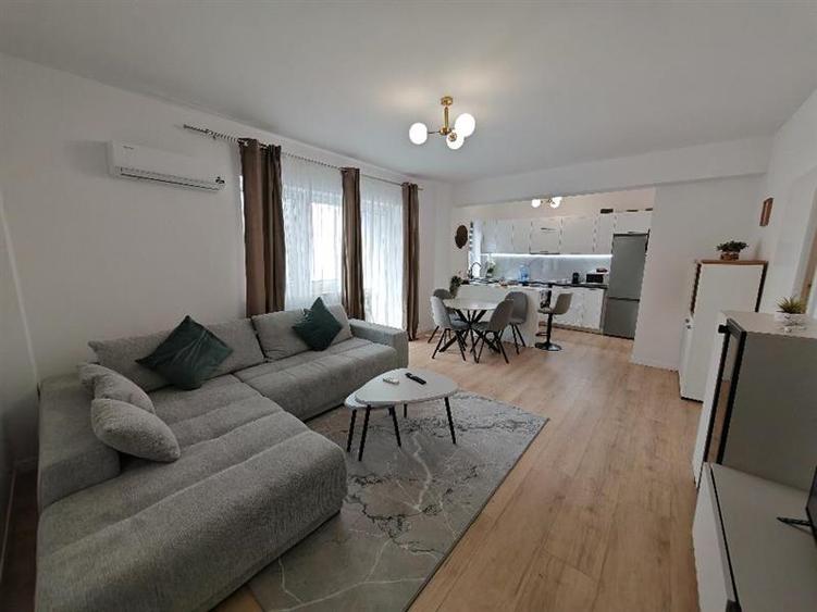 Apartament cu 3 camere decomandat, mobilat în Tractorul