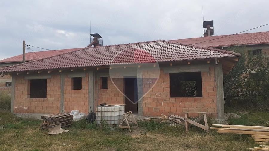 Casă cu 4 camere cu Teren 365.5 Mp în Hălchiu