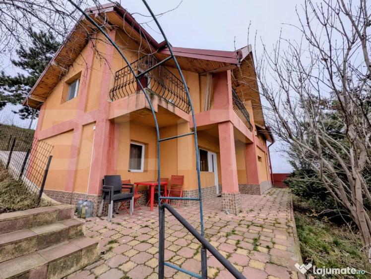 Casă cu 4 camere cu Teren 200 Mp în Bucium
