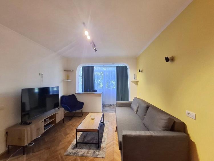Apartament cu 2 camere semidecomandat, mobilat în Pajura