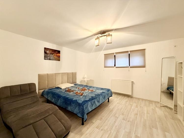 Apartament cu 3 camere semidecomandat, mobilat în P-ța Victoriei