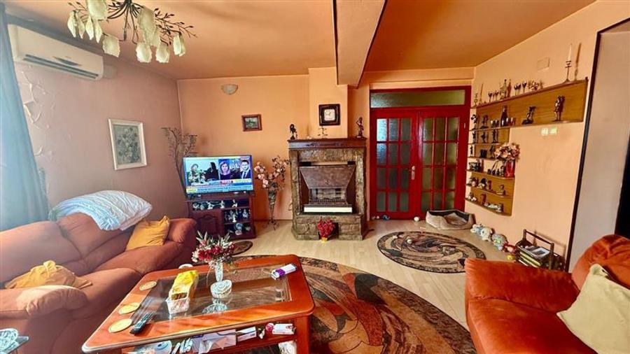 Casă cu 8 camere cu Teren 250 Mp în Păcurari