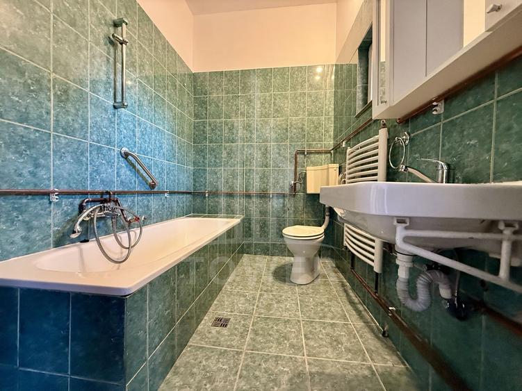 Casă individuală cu 8 camere cu Canalizare în Turnișor