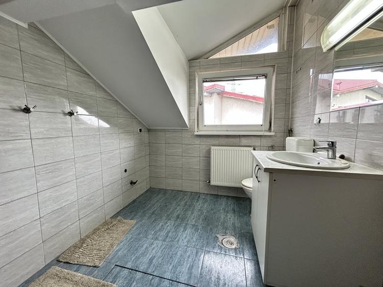 Casă individuală cu 7 camere cu Canalizare în Central