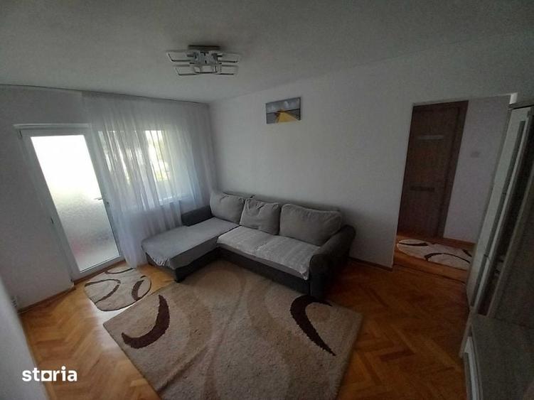 Apartament cu 3 camere semidecomandat în Micro 6