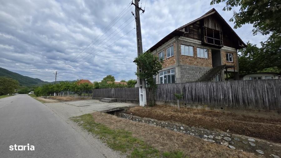 Casă cu 4 camere în Bistrița