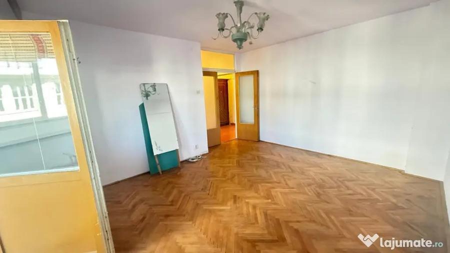 Apartament cu 3 camere decomandat în Central