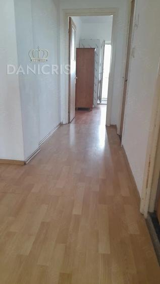 Apartament cu 3 camere decomandat în Far