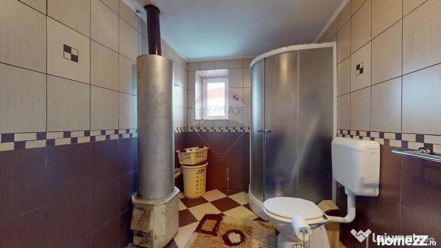 Casă cu 5 camere cu Teren 2633 Mp în Periferie