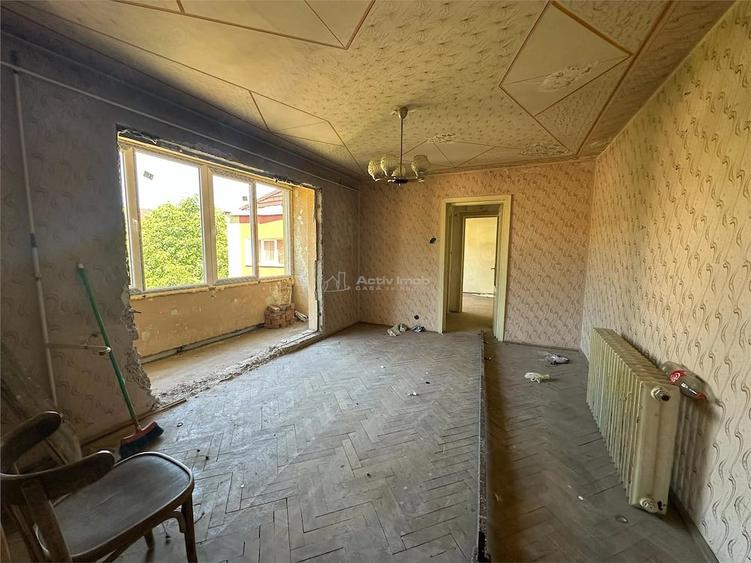 Apartament cu 3 camere semidecomandat în Micro II