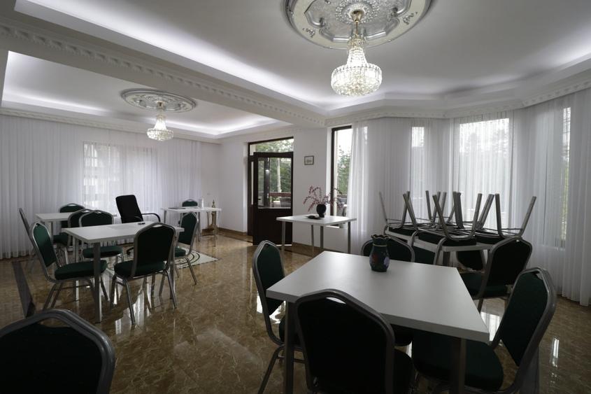 Casă individuală cu 10 camere cu Canalizare în Furnica