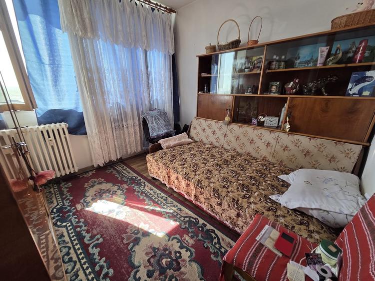 Apartament cu 3 camere semidecomandat în Gorjului