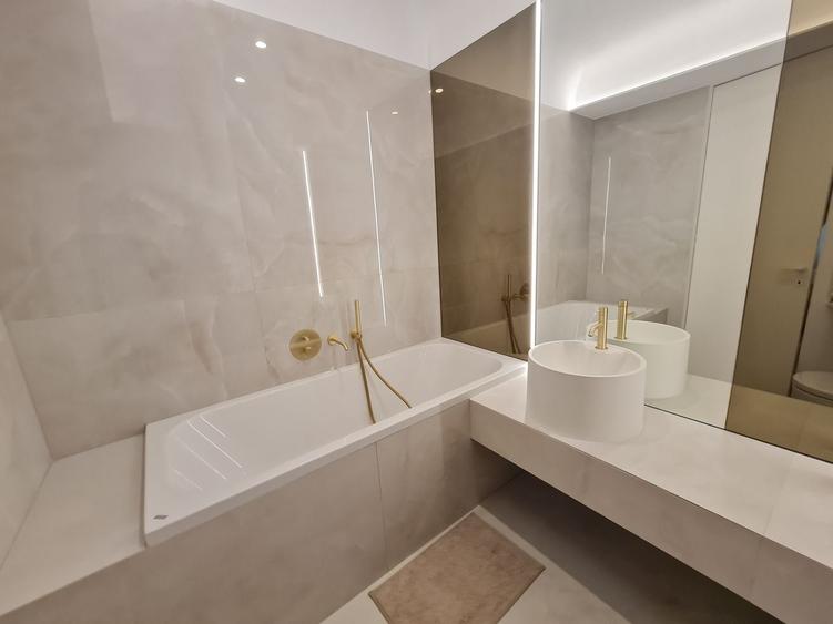 Apartament cu 3 camere semidecomandat în Central
