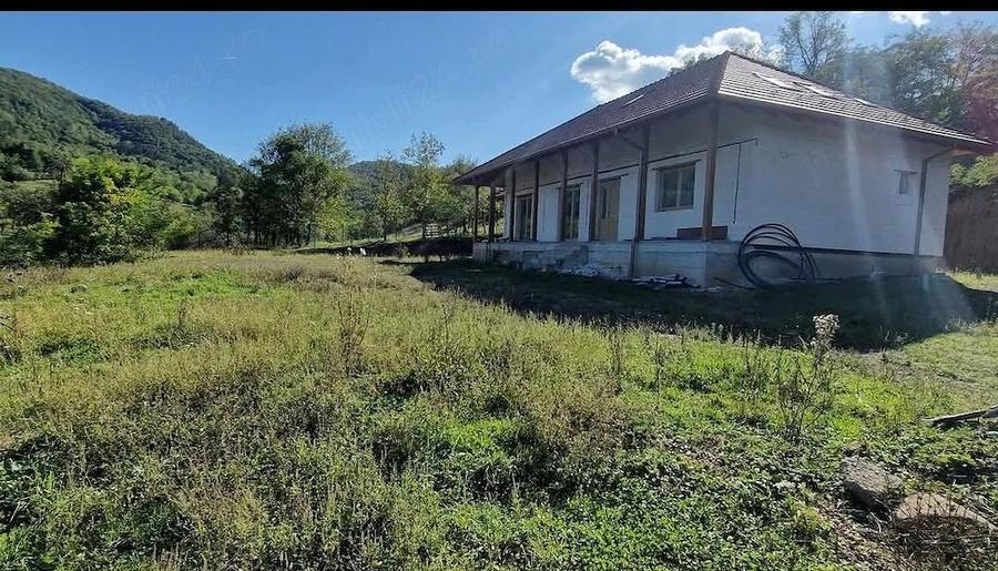 Casă cu 2 camere cu Teren 6296 Mp în Poiana Ampoiului