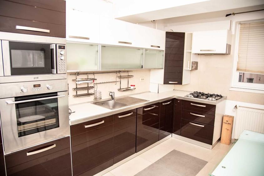 Apartament cu 3 camere decomandat în Vitan