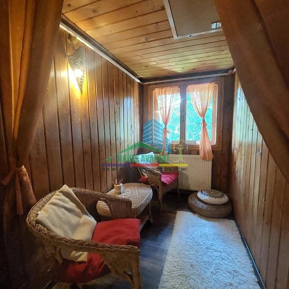 Casă cu 8 camere cu Teren 1050 Mp în Lepșa