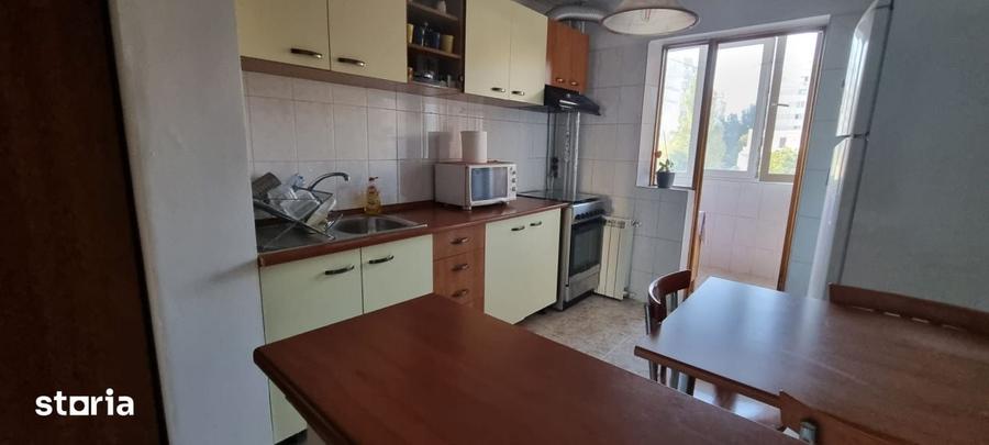 Apartament cu 3 camere semidecomandat în Pantelimon