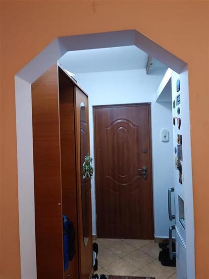 Apartament cu 3 camere semidecomandat, mobilat în Mircea cel Bătrân