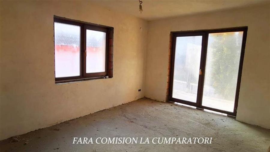 Casă individuală cu 6 camere cu Canalizare în Sud