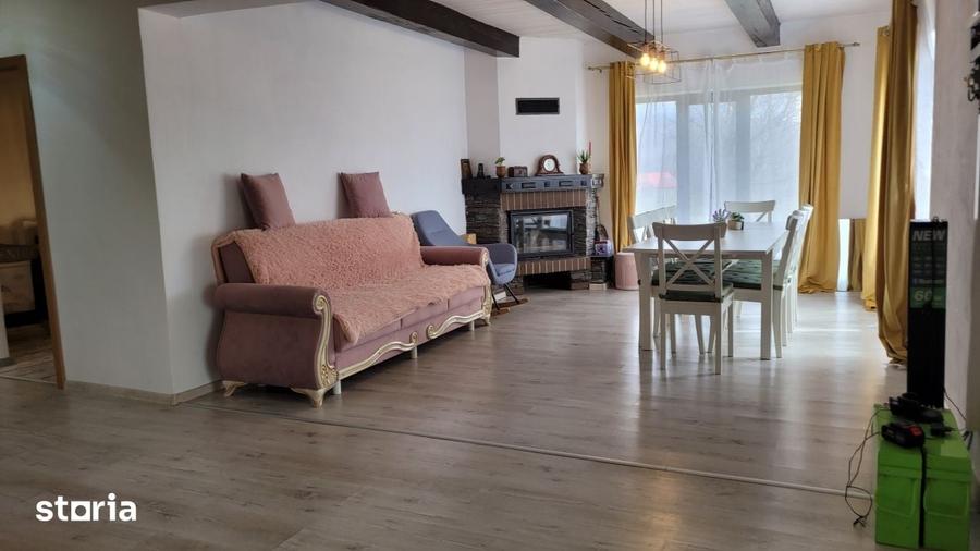 Casă cu 5 camere cu Teren 7029 Mp în Central
