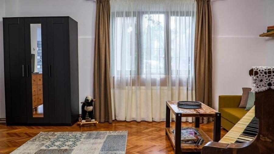 Apartament cu 2 camere semidecomandat, mobilat în Central