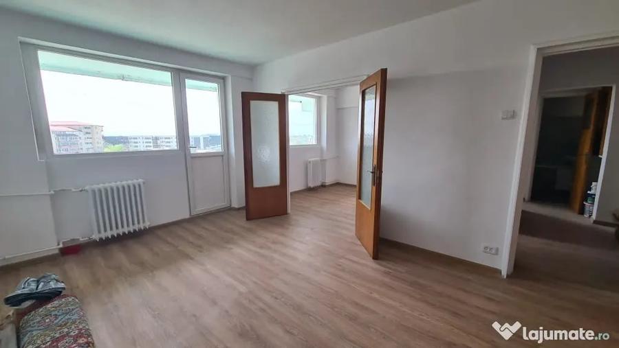 Apartament cu 3 camere decomandat în Sud