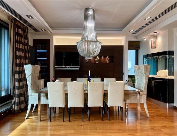 Apartament cu 8 camere decomandat în Herăstrău