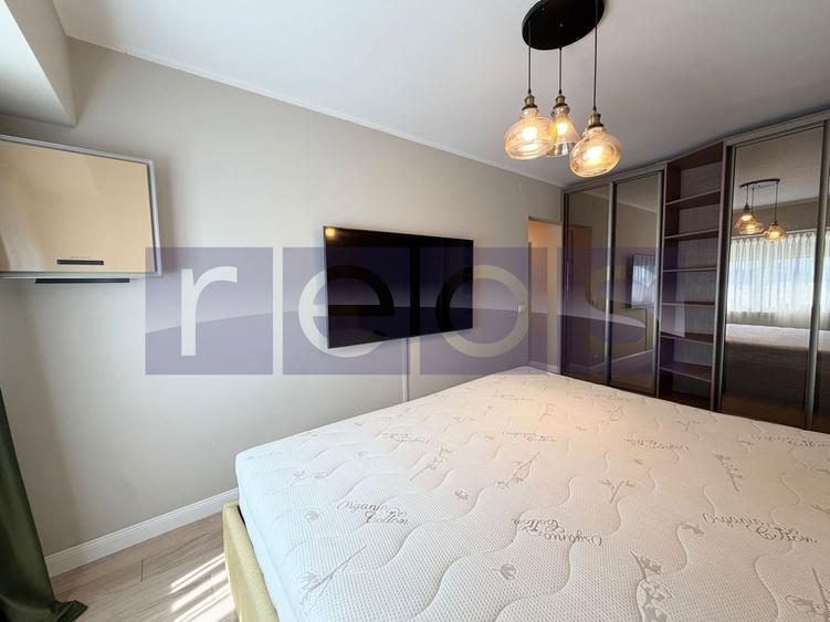 Apartament cu 4 camere decomandat, mobilat în P-ța Victoriei